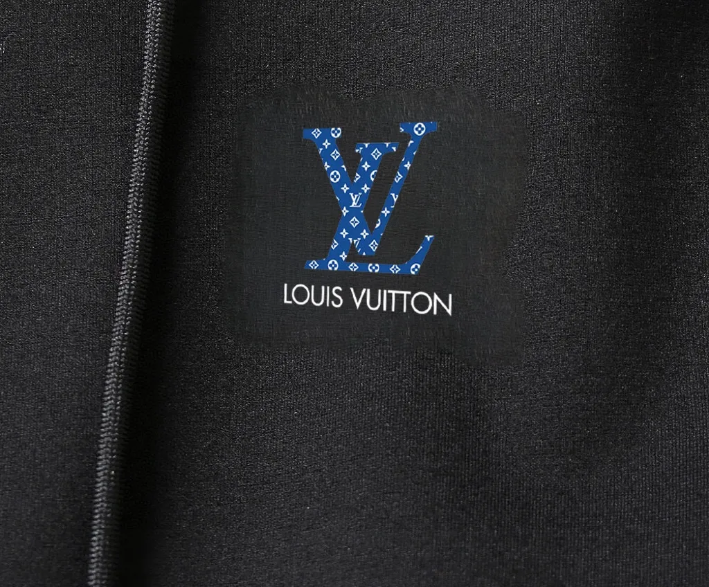 🅿️420 [LV Louis Vuitton] (Fat Man Gospel) hot-selling suit is coming. Focus on the original version of the official website. 2025 new hot-selling cardigan sweater suit. The original order is the best. 🇭🇰The meticulous work of top designers is dedicated to a fitting and perfect upper body effect. All-natural high-quality Roman cotton 100%, close-fitting comfort, noble and elegant! Original hardware embodies elegance and nobility! Counter size: M-5XL (maximum wear up to 220 pounds)